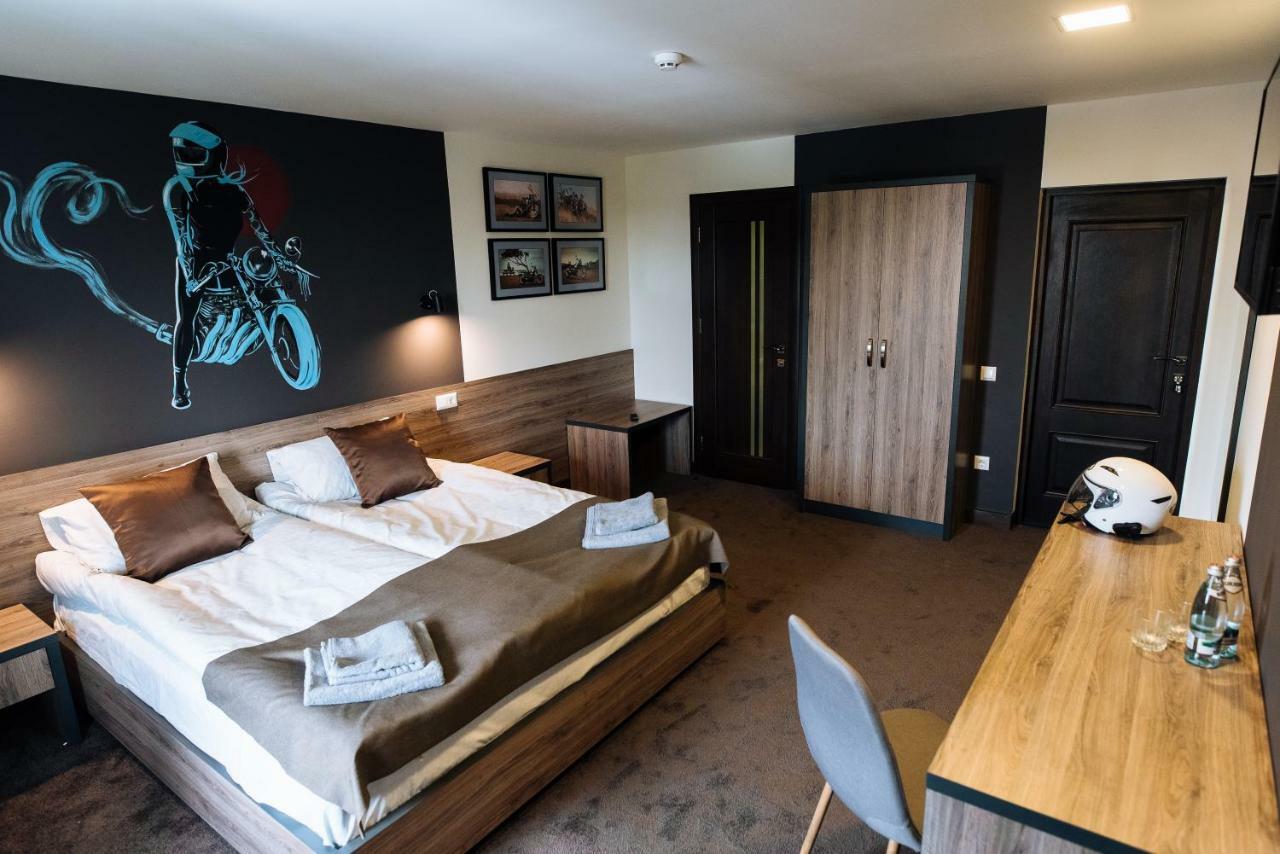 Clubhouse Hotell Ivano-Frankivsk Exteriör bild