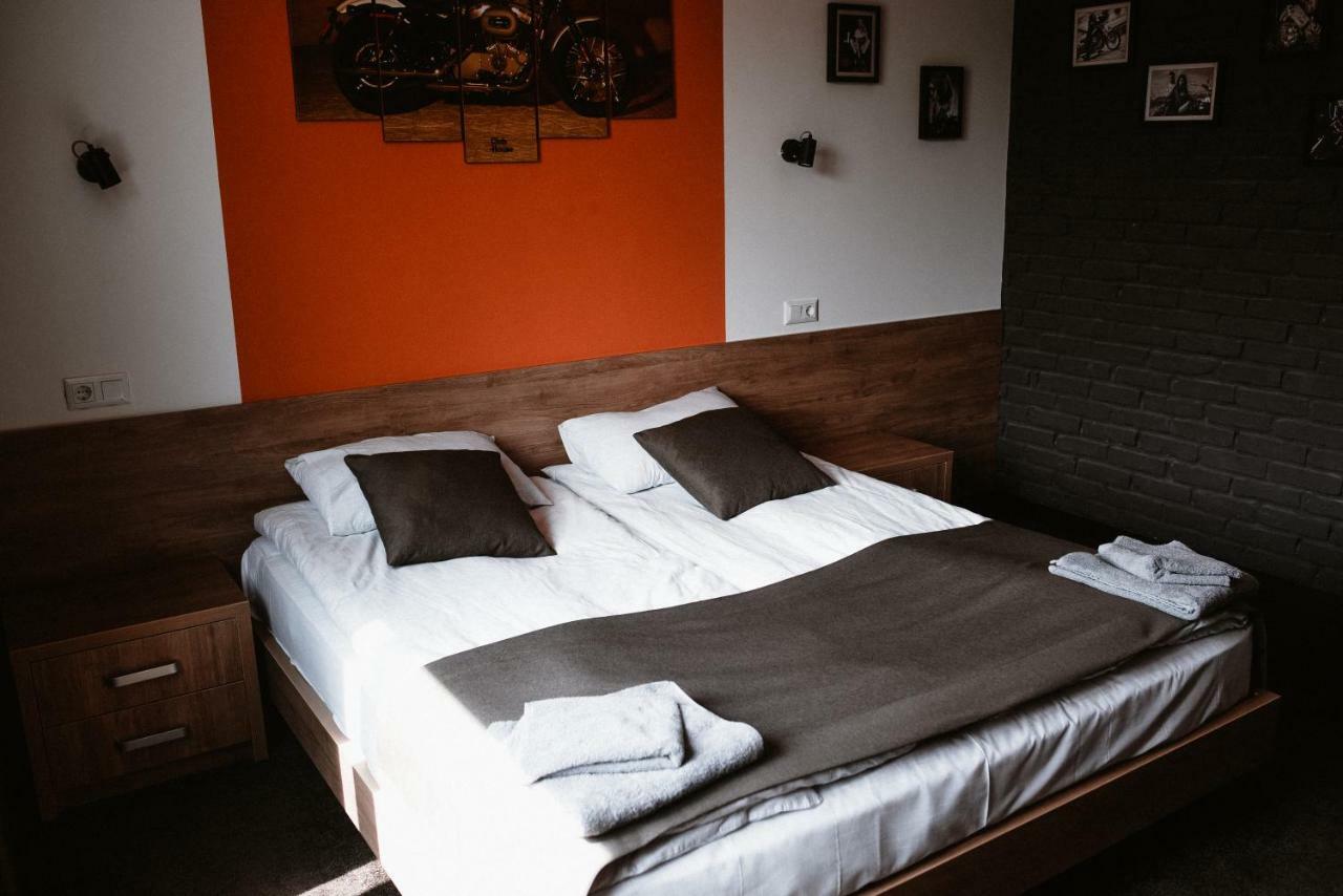 Clubhouse Hotell Ivano-Frankivsk Exteriör bild